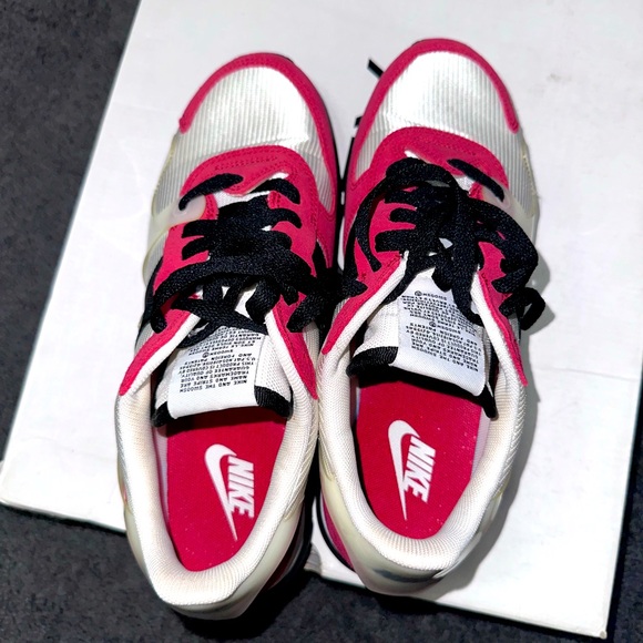 Nike Tennis Shoes. - Picture 2 of 8